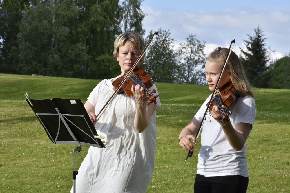 Duo Sanemiliana Teepiknikillä 2018_0.jpg