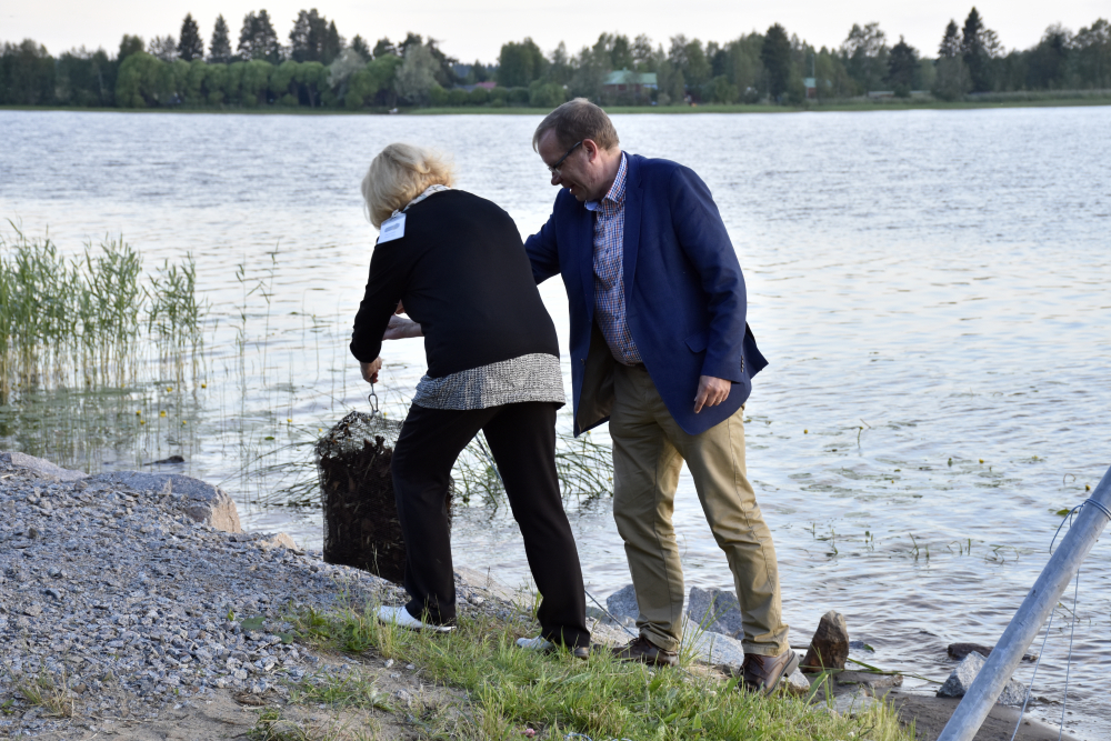 Pirkko ja Juha nostivat teepussin pois järvestä_0.jpg