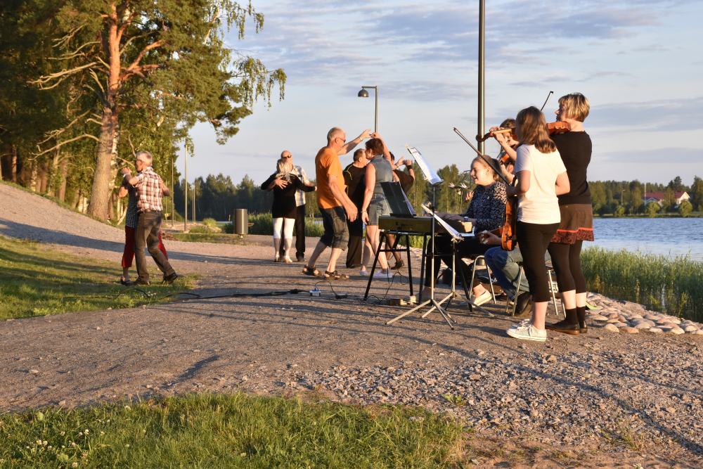 Tunnelmallinen päättäjäishetki ilta-auringossa_0.jpg