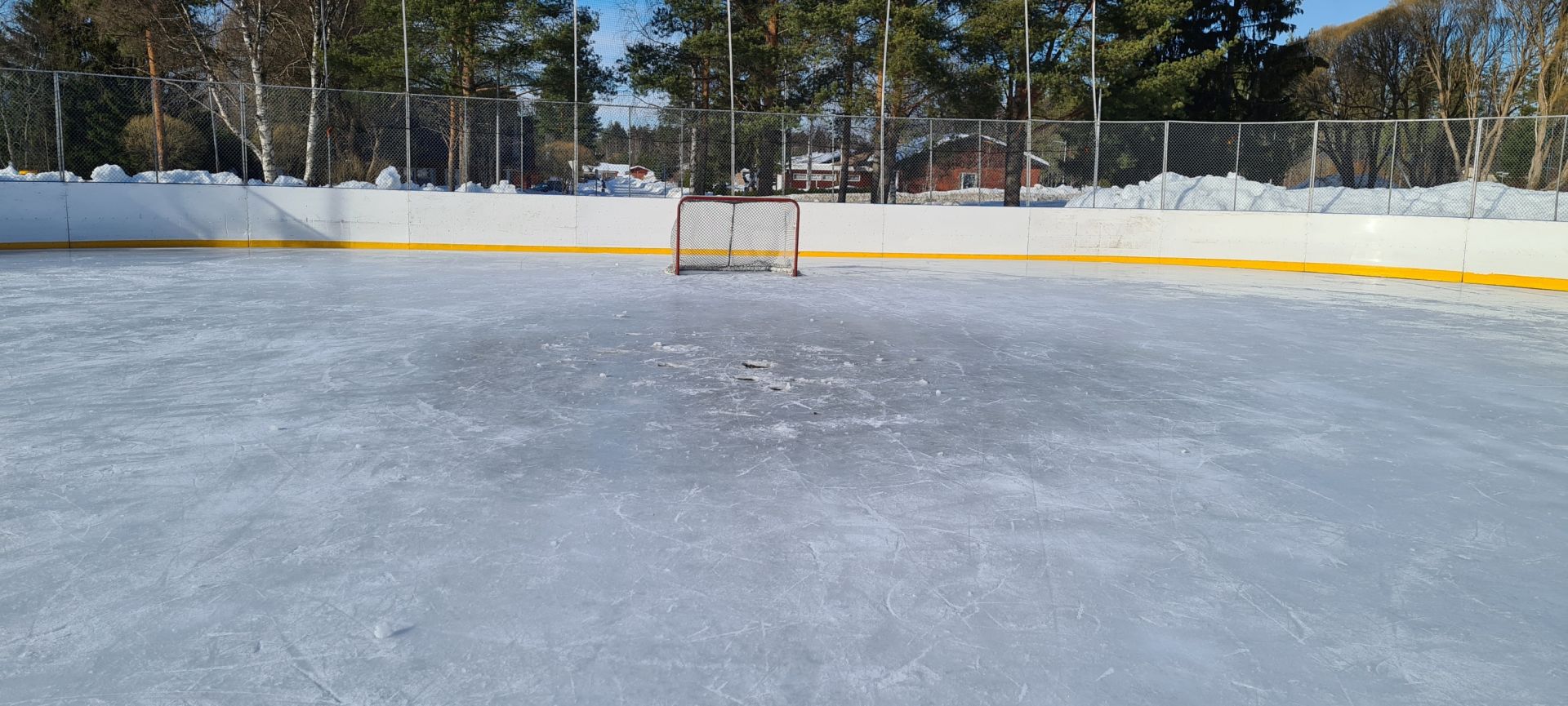 Yläasteen kaukalo