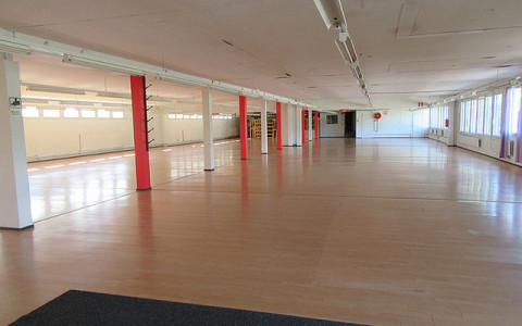 Hallin sisätilat 850m2 + tsrto/sos.tilat 50m2 + varasto 100m2