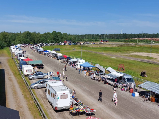 Rompemyyjiä Haapajärven raviradalla