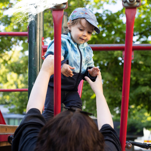 Kuva, jossa lapsi on kiipeilytelineessä