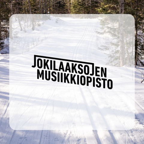 Jokilaaksojen musiikkiopiston logo, taustalla hiihtolatu.
