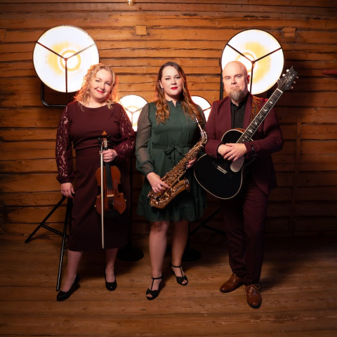 Kuvassa kolme muusikkoa soittimineen.