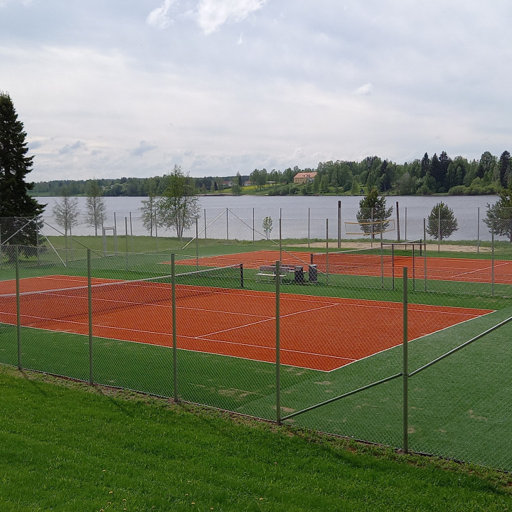 Tenniskenttä