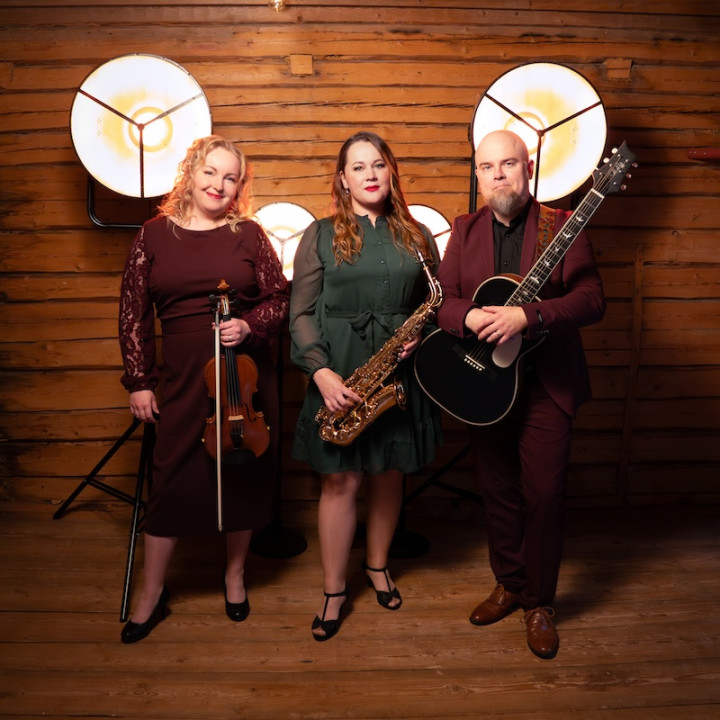 Kuvassa kolme muusikkoa soittimineen.