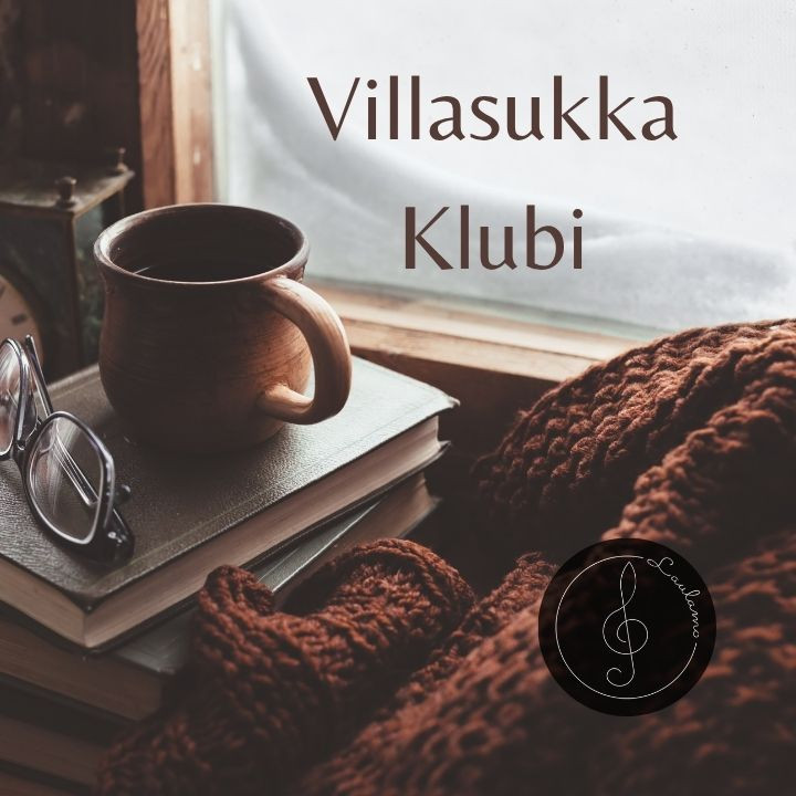 Kuvassa kahvikuppi kirjojen päällä ja lämmin viltti sekä teksti Villasukka Klubi.